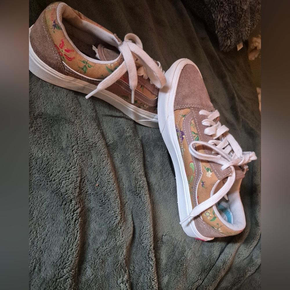 Embroidered Tan and White Vsns